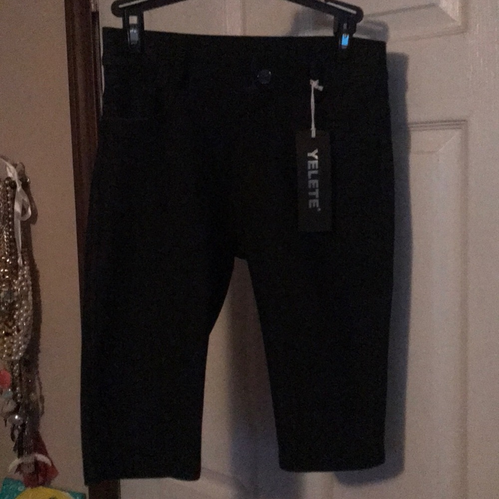 Black jogging Bermuda shorts in color black